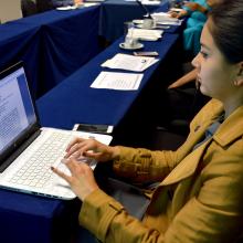 Mujer frente a computadora