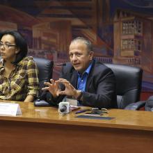 Dr. Rogelio Barba Álvarez, académico de la UdeG, haciendo uso de la voz