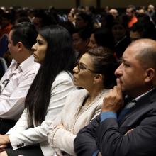 Participantes del evento atentos 