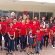 Niños y adolescentes de clase de violín y grupo de lectura de Casa Tizapán