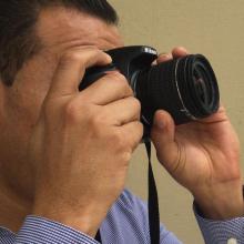 Hombre tomando fotografía