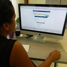 Mujer frente a computadora de escritorio