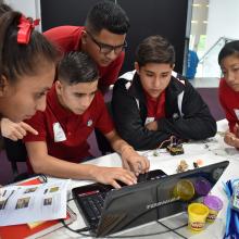 Jóvenes trabajando en equipo