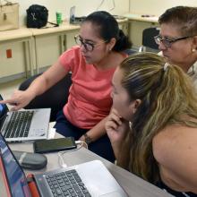 Docentes frente a una computadora