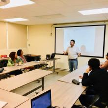 Asesor impartiendo curso en aula