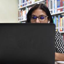 Estudiante frente a computadora