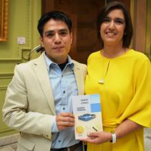 Sergio Alberto Mendoza en la entrega del Premio Bellas Artes de Cuento San Luis Potosí