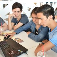 Estudiantes frente a computadora