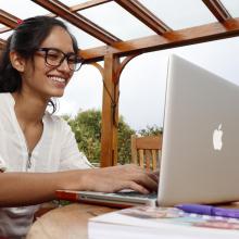 Estudiante frente a computadora