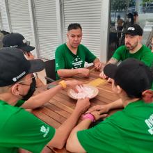 Gladiadores Virtuales durante reto de torre con fideos y bombones