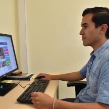 Estudiante frente a computadora