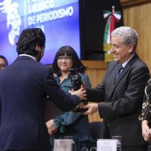 Michel Zamora, recibiendo el reconocimiento