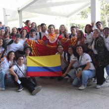 Estudiantes de intercambio con bandera de Colombia