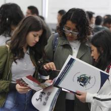 Estudiantes viendo la oferta educativa de una universidad