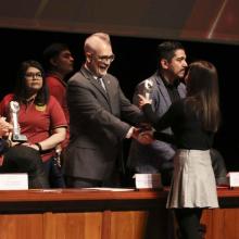 Atleta recibiendo su reconocimiento