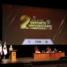 Entrega de reconocimientos a deportistas en la Gala del deporte UdeG