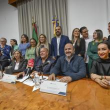  Rector General de la UdeG, doctor Ricardo Villanueva Lomelí, Gobernador de Jalisco, Enrique Alfaro Ramírez, y diputados de la Junta de Coordinación Política del Congreso local.