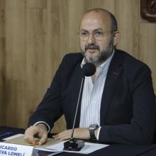 Dr. Ricardo Villanueva Lomelí, Rector de la Universidad de Guadalajara, en el pódium 