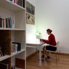 Mujer leyendo en la sala de lectura del MUSA