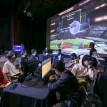 Jóvenes en un torneo de videojuegos 