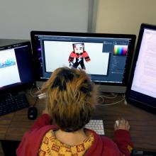 Joven frente al una computadora jugando videojuegos 