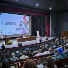 Ceremonia de entrega de definitividad a trabajadores de la UdeG