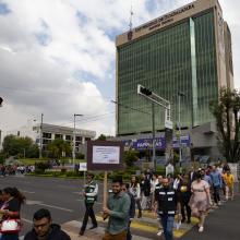 Personal evacuando el edificio UdeG