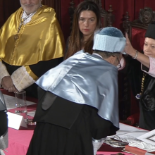 Dr. Ricardo Villanueva Lomelí, Rector de la Universidad de Guadalajara, recibiendo el Doctorado Honoris Causa