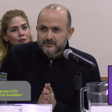 Dr. Ricardo Villanueva Lomelí, Rector de la Universidad de Guadalajara, en el pódium 