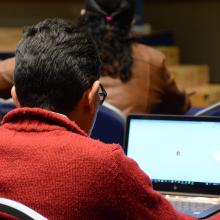 Estudiante escribiendo en una laptop