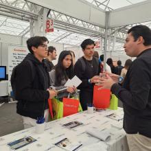 Presentando oferta educativa a jóvenes en el Stand de UDGVirtual 