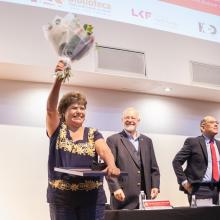 maestra Yolanda López Santana recibiendo el reconocimiento