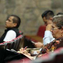 Mujer atenta a la conferencia