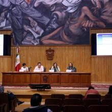 Presídium durante panel "Desinformación y crisis de credibilidad en los medios, consecuencias para la democracia"