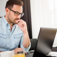 Estudiante frente a computadora