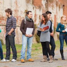 Grupo de estudiantes conversando