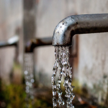 Agua saliendo de una llave 