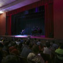 Participación de bailarina en el escenario 