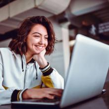 Mujer usando laptop