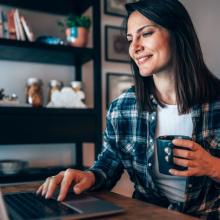 Mujer frente a computadora