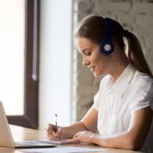 Mujer frente a una computadora