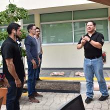 Víctor Padilla, paramédico de Cruz Verde Guadalajara, impartiendo capacitación