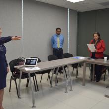 Egresada Claudia Romo, realizando su toma de protesta