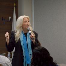 Janine Warner, fundadora de la organización SembraMedia, en el TechCamp “Cómo ganar dinero para tu medio sin perder tu independencia editorial”