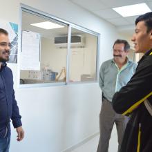 Doctor Juan Manuel Álvarez recibiendo al estudiante en instalaciones de UDGVirtual