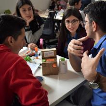 Equipo de trabajo planeando prototipo de innovación