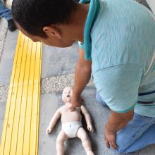 Trabajador brigadista, practicando primeros auxilios