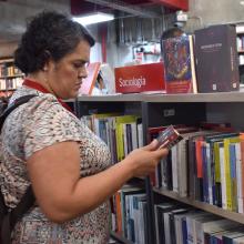 Profesora de UDGVirtual en la Feria Bibliográfica