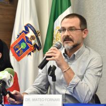 Doctor Mateo Fornari, haciendo uso de la voz durante el panel