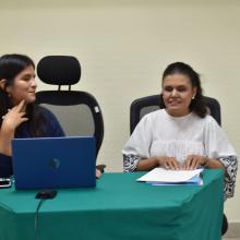 Valeria Guzmán y Eneida Rendón en presídium